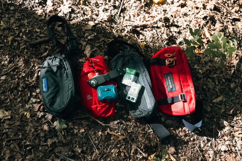 Deuter Belt 1L Cherry - zdjęcie grupowe z drobiazgami