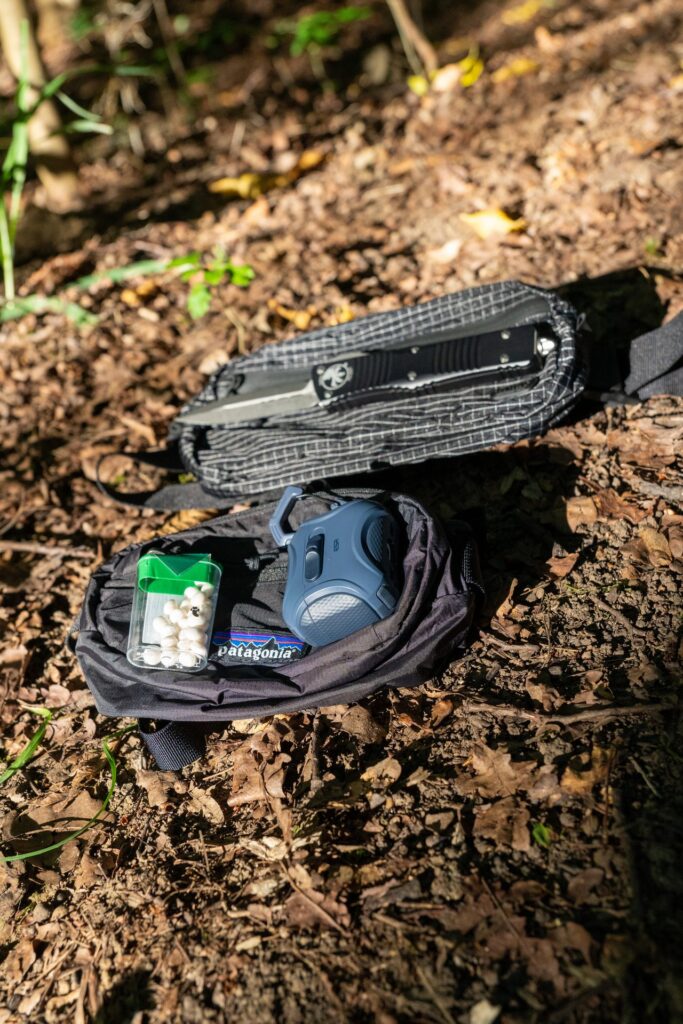 M-Tac Nerka Fanny Bag Black - porównanie pojemności z Patagonią
