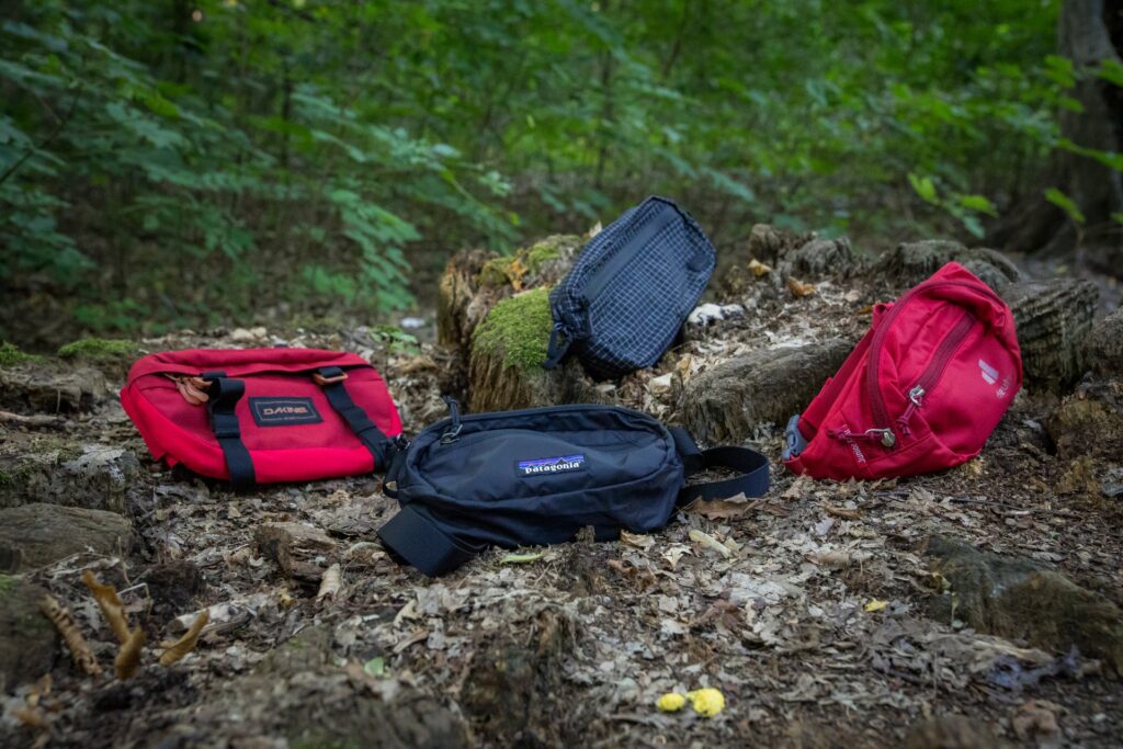 Deuter Belt 1L Cherry - zdjęcie grupowe w lesie